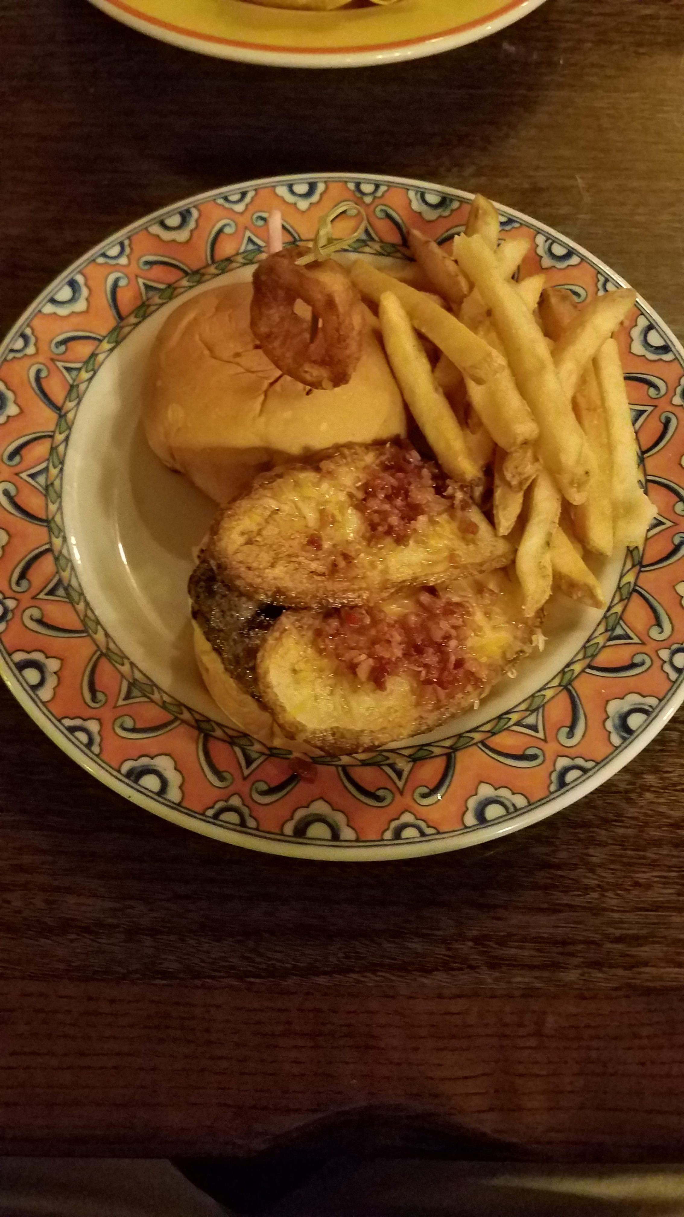 "Walk the Plank" Signature Burger at Confisco Grille - Dining Review - Islands of Adventure - Universal Orlando Resort - Unofficialuniversal.com