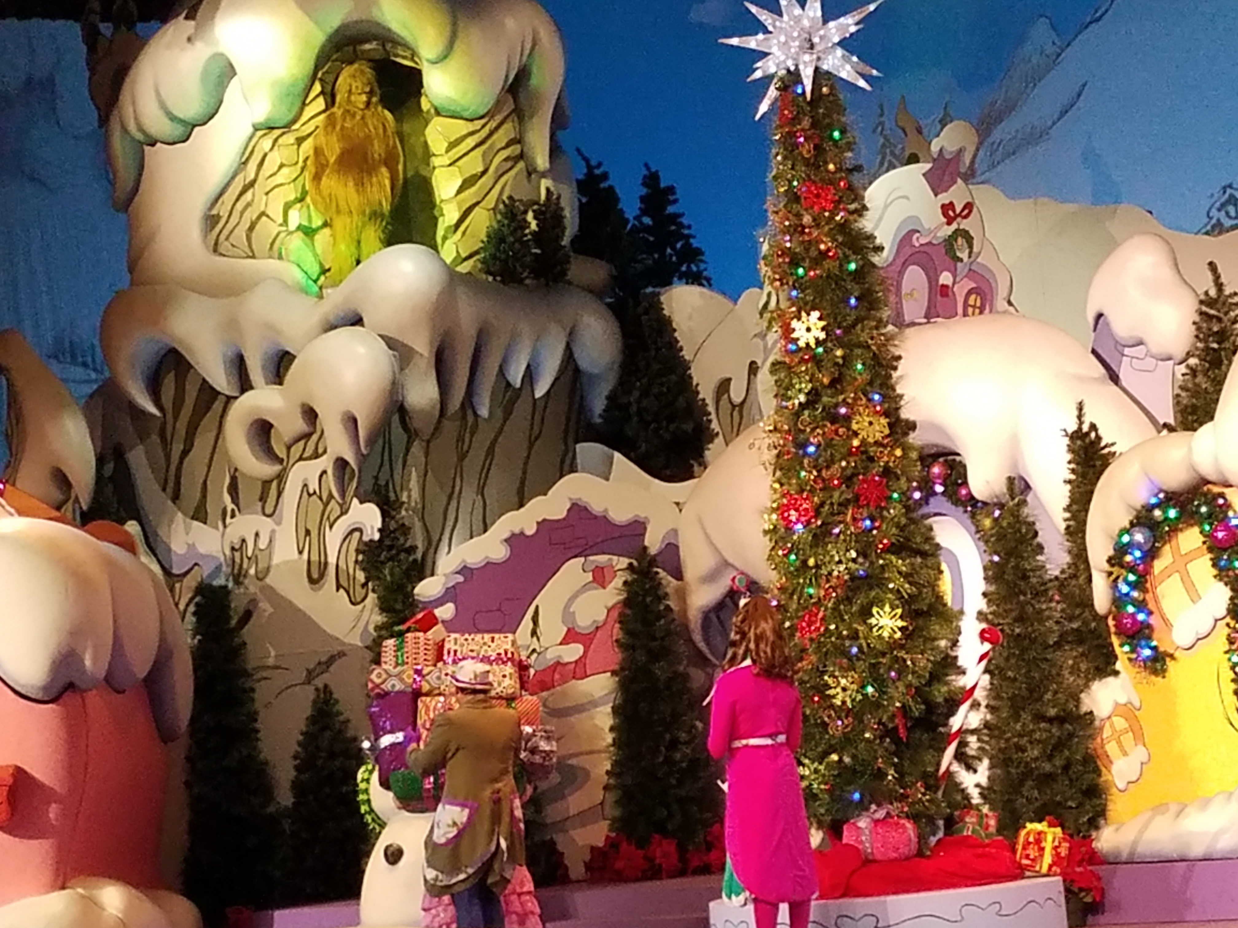 Universal Orlando - Universal Studios - Minions - Macy's -Universal Holiday parade featuring Macy's - Christmas - Harry Potter - Grinchmas - UnofficialUniversal.com