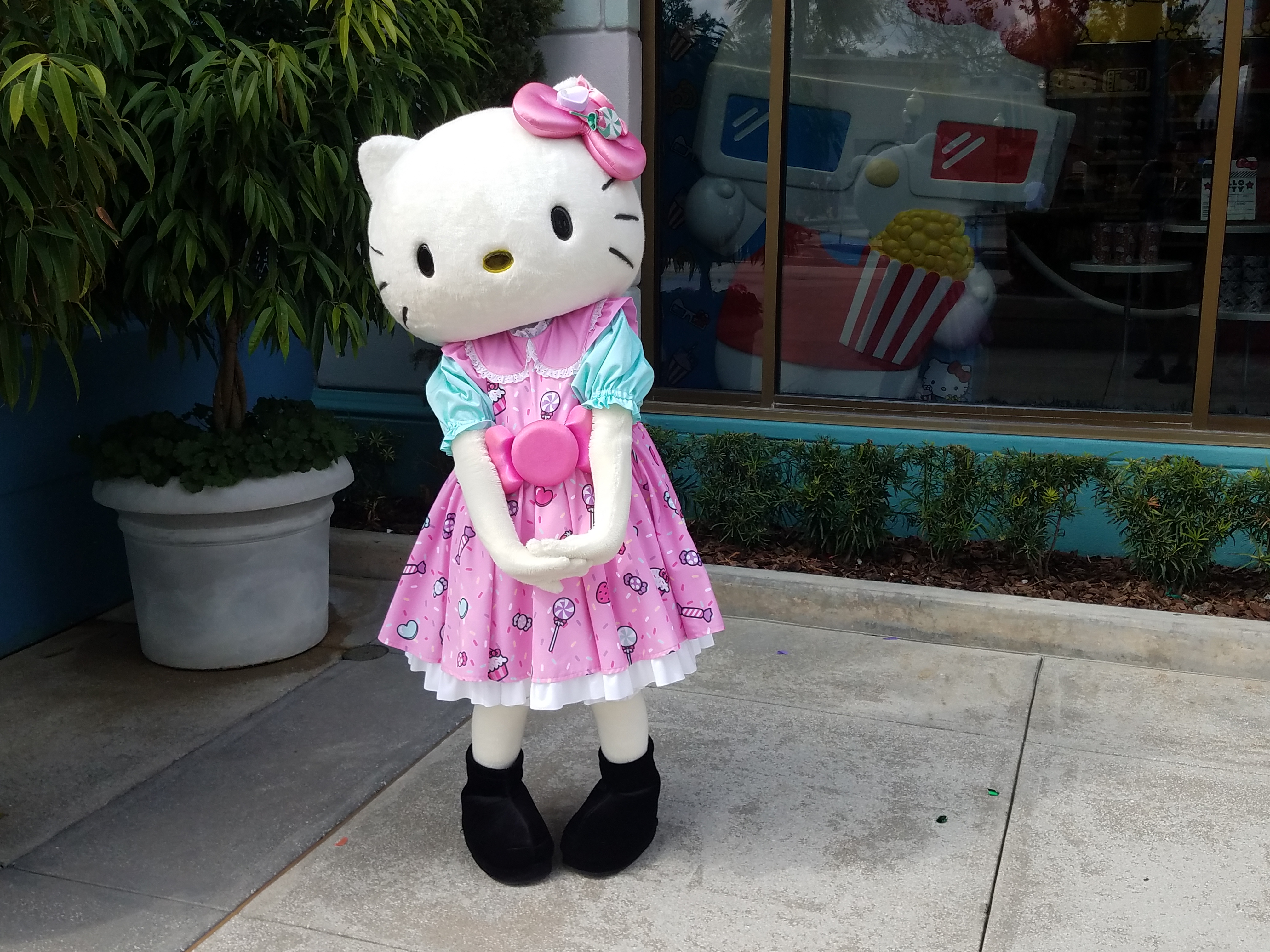 Hello Kitty at Universal Studios in Orlando, Florida - by unofficialuniversal.com.