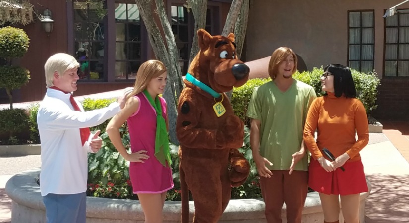 Fred, Daphne, Scooby Doo, Shaggy, and Velma at Universal Studios in Orlando, Florida - by unofficialuniversal.com.