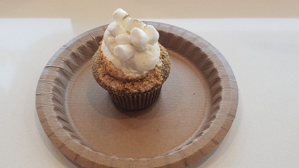 S'mores Cupcake at the Today Cafe in Universal Studios - by unofficialuniversal.com.